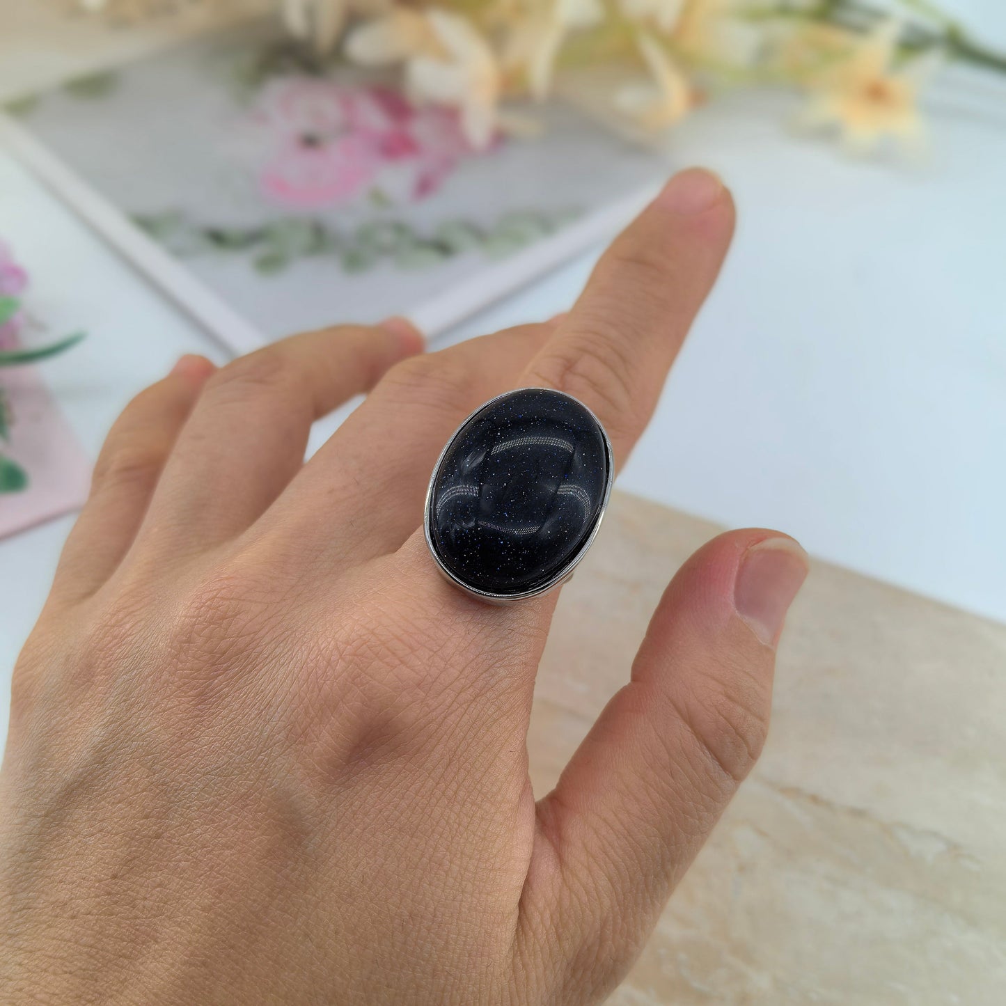 Anello in pietra d'oro blu