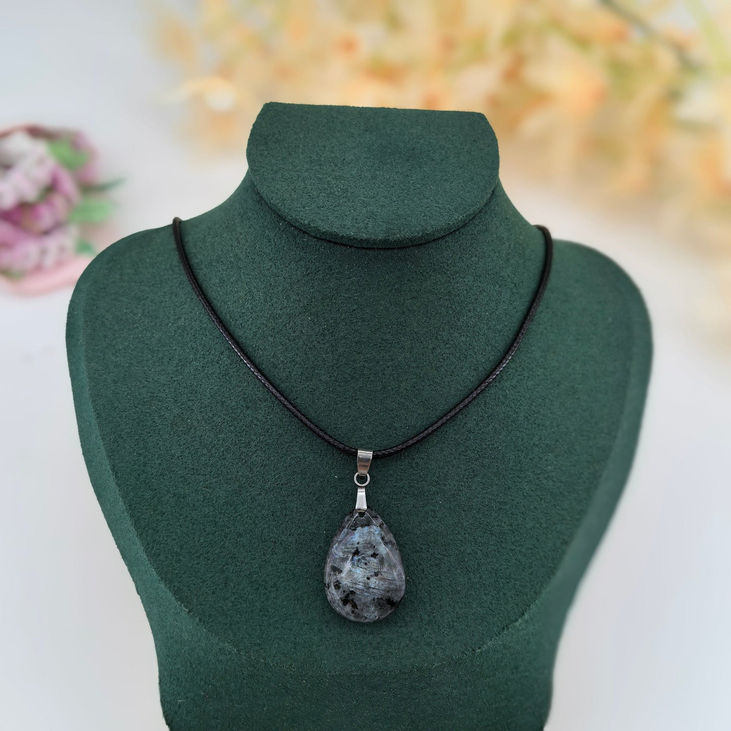 Collana di spettrolite