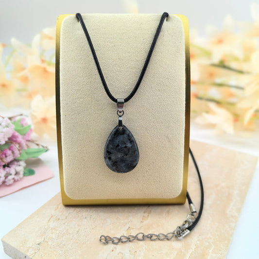 Collana di spettrolite