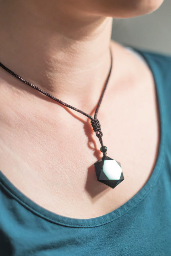 Collana con ciondolo in ossidiana nera