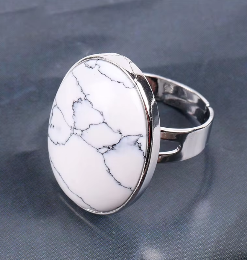 Anello di Howlite bianca